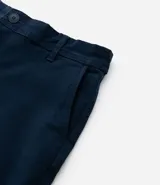 Pantalón skinny negro de sarga con elastano, estilo social, con cierre de botón y cremallera, y cintura con trabillas.