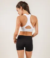 Top deportivo blanco de microfibra sin costuras, con copas removibles y gran sujeción.