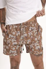 Short de baño con estampado floral en tonos rosados, marrones y grises, con cintura elástica y cordón ajustable blanco.