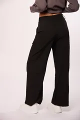 Pantalon sastrero de corte recto y tiro alto, con pretina ancha, cierre frontal con botón y bolsillos laterales.