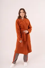 Bata azul marino de toalla con cuello esmoquin, lazo para ajustar en la cintura y bolsillos laterales.