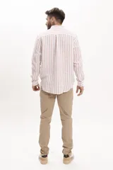 Camisa de lino de manga larga con diseño de rayas verticales finas, cuello clásico y cierre frontal abotonado.