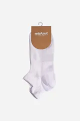 Medias soquetes lisas de color blanco, con diseño de corte bajo y tejido elástico.
