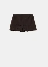 Short marrón de tiro medio, con diseño recto, cintura ajustable con elástico y detalles bordados calados con terminación ondulada en el ruedo.
