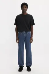 Jean Levi's 505 Regular Fit de hombre, color azul oscuro, con pierna recta y tiro alto. Cuenta con cierre de cremallera y diseño de 5 bolsillos.