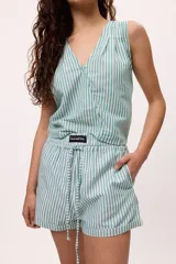 Short blanco de lino y algodón, con cintura elastizada y cordón ajustable.