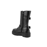 Bota biker de caña media confeccionada en cuero vacuno encerado. Presenta un diseño robusto con hebillas metálicas niqueladas en la caña y en la zona del tobillo, con una argolla decorativa. Cuenta con suela de goma negra con plataforma y cierre lateral interno.