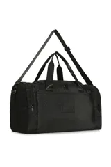 Bolso de viaje tipo duffle bag, color negro, con textura tejida o acanalada. Posee asas de mano y una correa ajustable y desmontable para llevar al hombro. Tiene cierres en el compartimento principal y en bolsillos laterales.