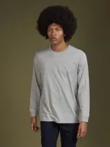 Remera de manga larga color negro, de corte recto y cuello redondo.