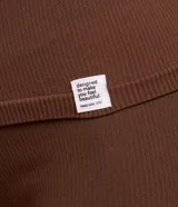 Musculosa de poliamida texturizada color marrón, ajustada al cuerpo, con escote redondo y tirantes finos ajustables.
