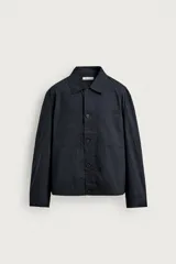 Sobrecamisa regular fit confeccionada en popelín de algodón color negro, con cuello solapa, bolsillos de plastrón en el pecho y cierre frontal con botones.
