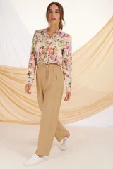 Camisa de manga larga con estampado abstracto en tonos azul, beige y blanco.