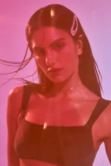 Conjunto de bikini negro de lycra mate premium, corpiño con recortes y escote cuadrado, breteles anchos y bombacha vedetina.