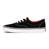Championes de lona Pony modelo Soho Canvas Lady, color negro con cordones blancos, suela blanca con línea negra y detalles en rojo en el interior y ojal superior.