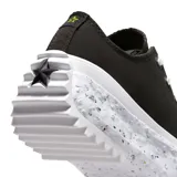 Championes Converse Run Star Hike OX, color verde oliva, con cordones blancos y suela de plataforma blanca con detalles de goma reciclada multicolor.