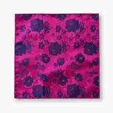 Pañuelo de bolsillo cuadrado con diseño floral en tonos fucsia y azul, presentado en caja de regalo negra con lazo.
