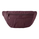 Riñonera New Balance color borgoña, confeccionada en nylon arrugado. Cuenta con correa ajustable con hebilla, compartimento principal con dos bolsillos de malla con cremallera y bolsillo frontal con cremallera.