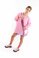 Bandolera azul de cuero vacuno con correa trenzada hecha a mano, forro interior y cierre con broche imán.