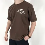 Remera marrón chocolate de algodón con cuello redondo y estampado frontal con la frase "Don't follow me (I'm lost too)" en color blanco.