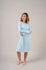 Camisón gris melange de punto, con cuello redondo con botones y mangas largas.