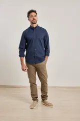 Camisa azul de algodón con elastano, cuello button-down y manga larga.