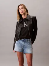 Shorts de jean de tiro alto con corte relajado, diseño de cinco bolsillos y bajo deshilachado.