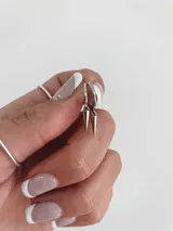 Par de aros plateados tipo argolla con dije colgante en forma de cono.