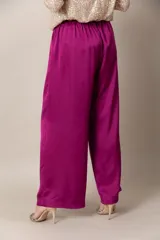 Pantalón palazzo negro de satén italiano, con cintura elastizada y bolsillos laterales.