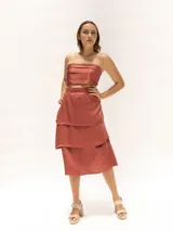 Falda midi color ladrillo de seda con volados y cintura elastizada.