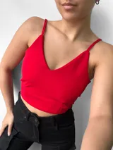 Crop top rojo con breteles finos y escote en V.