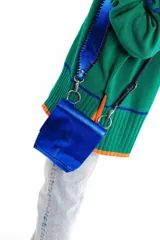 Bandolera azul de cuero vacuno con correa trenzada hecha a mano, forro interior y cierre con broche imán.