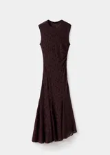 Vestido largo de encaje color marrón oscuro, de diseño entallado sin mangas, con cuello redondo, fruncido lateral y bajo asimétrico.