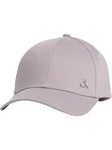 Gorra de béisbol color lila con logo metálico de Calvin Klein en el lateral.