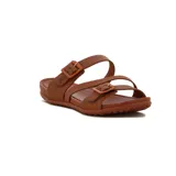 Sandalias marrones con tiras cruzadas y hebillas ajustables.