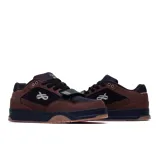 Championes de skate Öus modelo Cuoro, color marrón con detalles en negro. Presentan una estructura robusta con refuerzos en la puntera, cierre con cordones y una tira de velcro sobre el empeine. Incluyen el logo de la marca en el lateral y suela de goma con diseño texturizado.