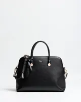 Cartera de mano XL Extra Large modelo Flavia, color negro, de diseño estructurado en símil cuero con textura granulada, doble asa superior y herrajes dorados. Incluye correa ajustable y desmontable.
