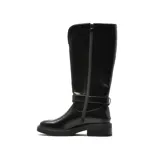 Bota de caña alta color negro, con diseño estilo western, taco bajo cuadrado y detalle de correa con hebilla metálica plateada grabada en el tobillo.