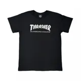 Remera negra de manga corta con estampa frontal del logo de Thrasher Skate Magazine en color blanco.
