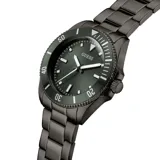Reloj analógico Guess con caja de acero inoxidable en tono gris gunmetal y esfera verde. Presenta un diseño deportivo con bisel giratorio, índices luminiscentes y malla de eslabones de acero con acabado cepillado.