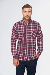 Camisa leñadora de viyela con diseño a cuadros en tonos bordó, azul y blanco. Presenta manga larga, cuello abotonado y un bolsillo aplicado en el pecho.
