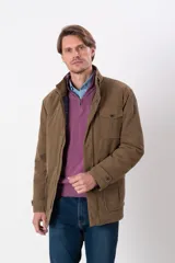 Campera marrón de gabardina de algodón con cuello alto, cierre frontal con doble carro, bolsillos tipo parche con tapa y botón en laterales y pecho.