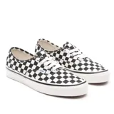 Championes Vans Authentic 44 DX con estampado a cuadros blancos y negros, cordones blancos y suela de goma blanca.
