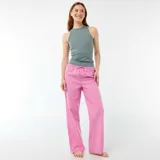 Pantalón de pijama de corte recto y holgado, confeccionado en tela de popelina color rosa con estampado de rayas verticales finas en tono oscuro. Presenta cintura elástica con cordón de ajuste frontal.