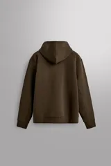 Sudadera con capucha y cierre de cremallera frontal, color negro, confeccionada en tejido técnico compacto de algodón elástico. Presenta cuello subido, bolsillos frontales con cremallera y acabado termofijado, y puños y bajo en rib del mismo tejido.