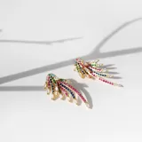 Par de aros dorados con forma de abanico, con pasante y fru fru, cubiertos de cristales de colores.