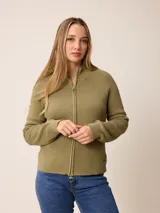 Cardigan de punto color azul, con cierre frontal completo, cuello alto y mangas largas con puños acanalados.