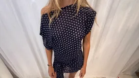 Vestido corto de microtul, con diseño versátil que permite múltiples posiciones de escote y una pieza delantera para anudar que crea un efecto drapeado.