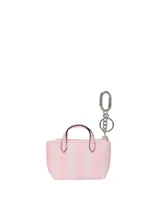 Charm en forma de mini bolso con diseño de rayas rosadas y blancas, cierre de cremallera superior, asas de mano y llavero metálico con gancho.