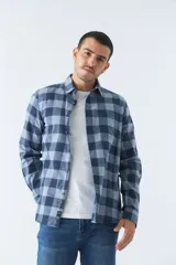 Camisa de hombre a cuadros color rosa, blanco y azul, de corte slim, manga larga, con bolsillo en el pecho y logo bordado.