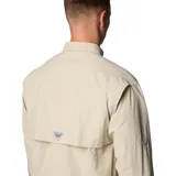 Camisa de manga larga Columbia modelo Bahama II, color beige. Confeccionada en tejido de secado rápido con protección solar UPF 50. Presenta cuello con botones, dos bolsillos frontales con solapa, rejillas de ventilación en la espalda y hombros, y pestañas para sujetar las mangas enrolladas.